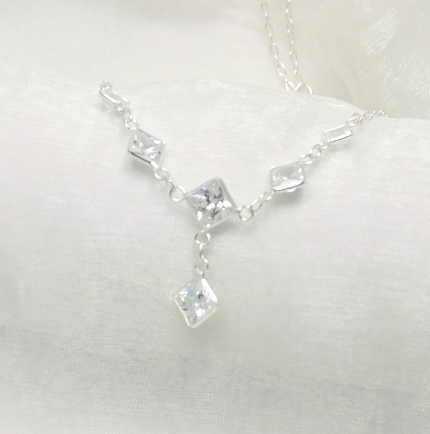 Vorlové Šperky, Stříbrný náhrdelník s bílými zirkony, L010